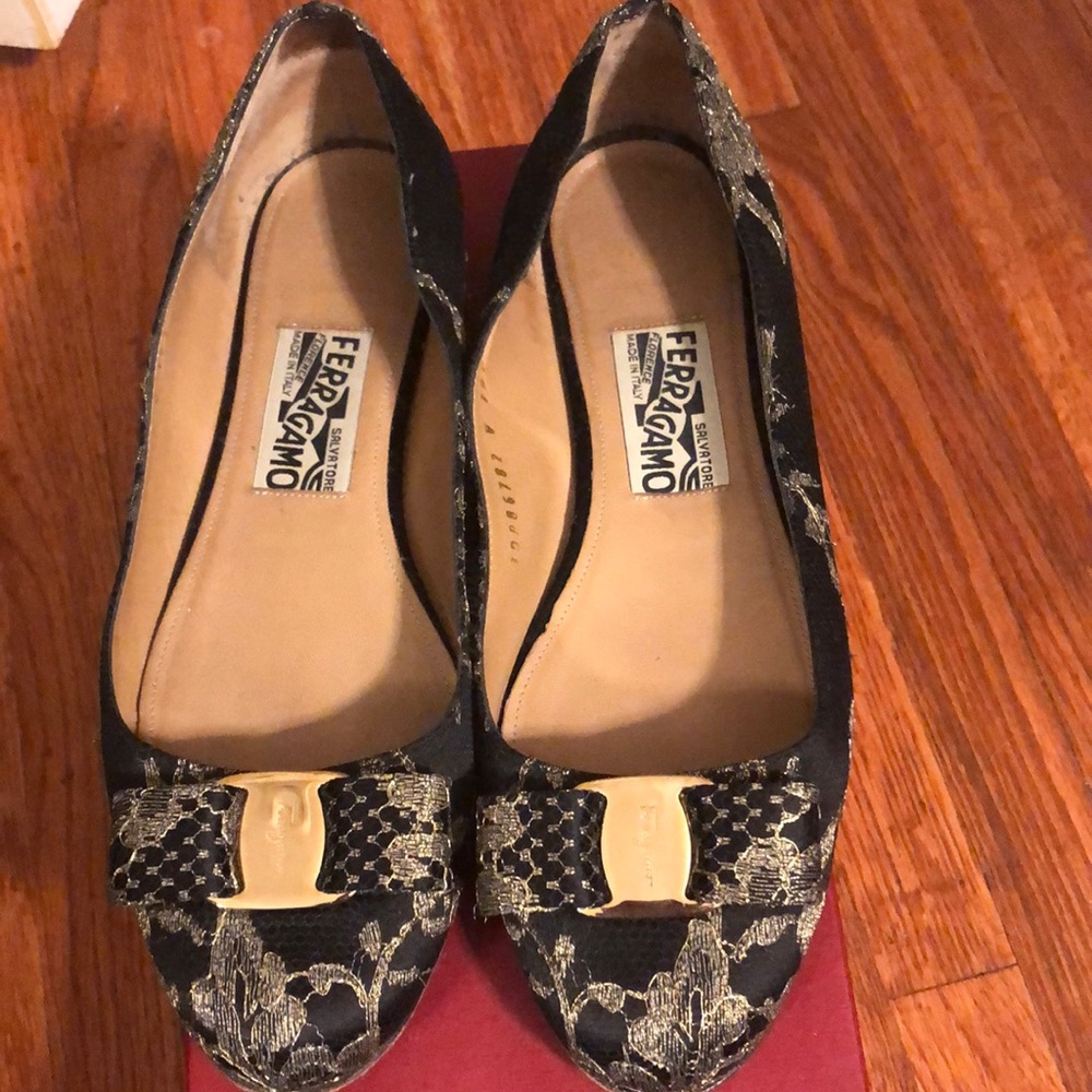 Ferragamo Tarita black and gold flats